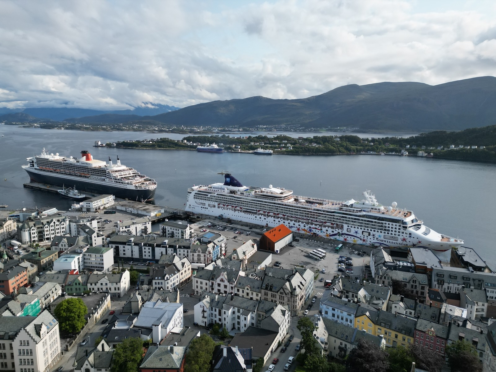 Norwegian Star cruise ship at sea